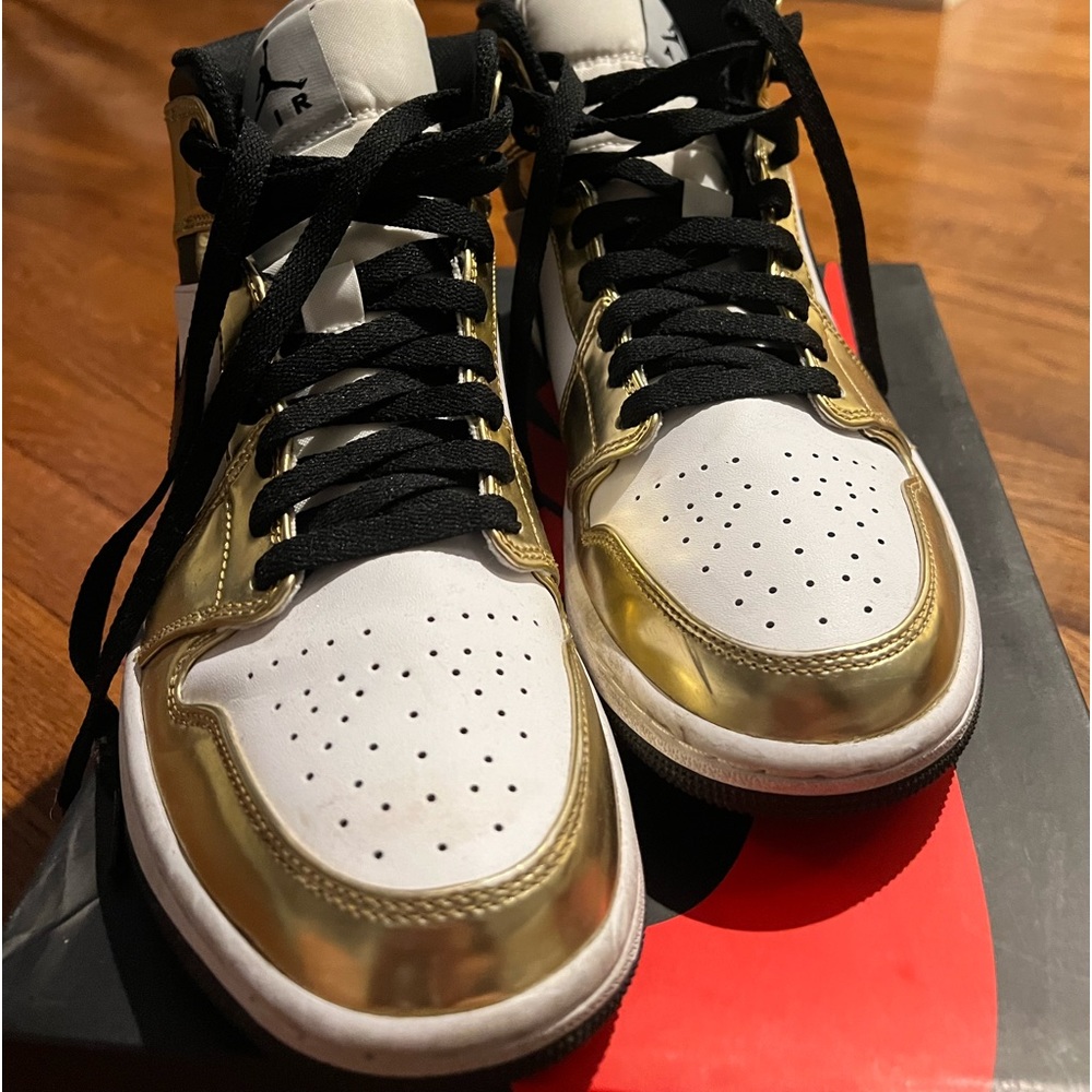 Jordan 1 mids gold